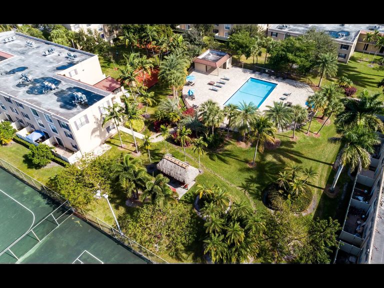 Sunset Palms Apartments apartments in Hollywood, FL – photo 24