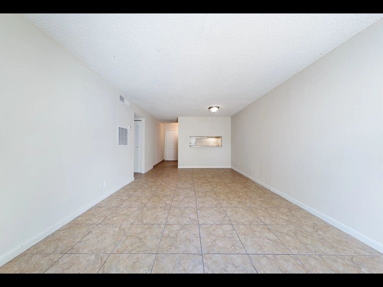 Sunset Palms Apartments apartments in Hollywood, FL – photo 25