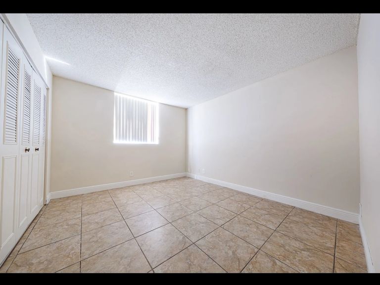 Sunset Palms Apartments apartments in Hollywood, FL – photo 27