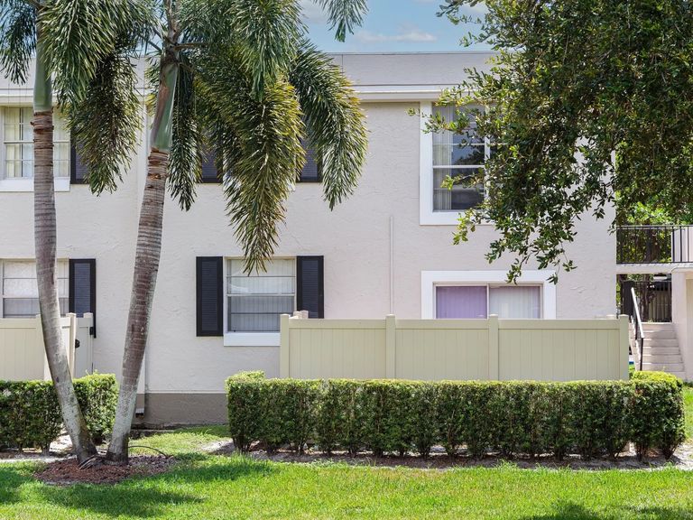 Sunset Palms Apartments apartments in Hollywood, FL – photo 36