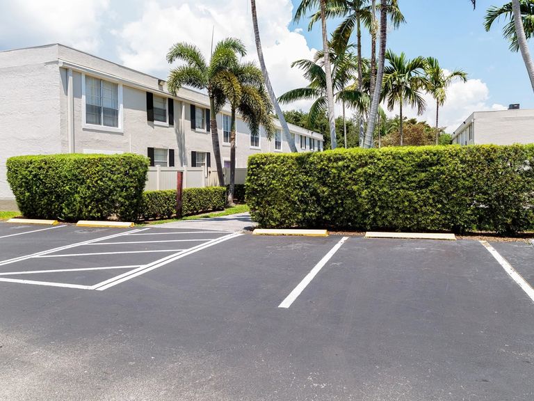 Sunset Palms Apartments apartments in Hollywood, FL – photo 37