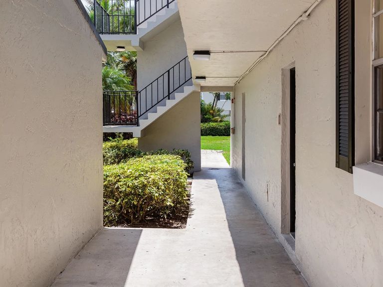 Sunset Palms Apartments apartments in Hollywood, FL – photo 38