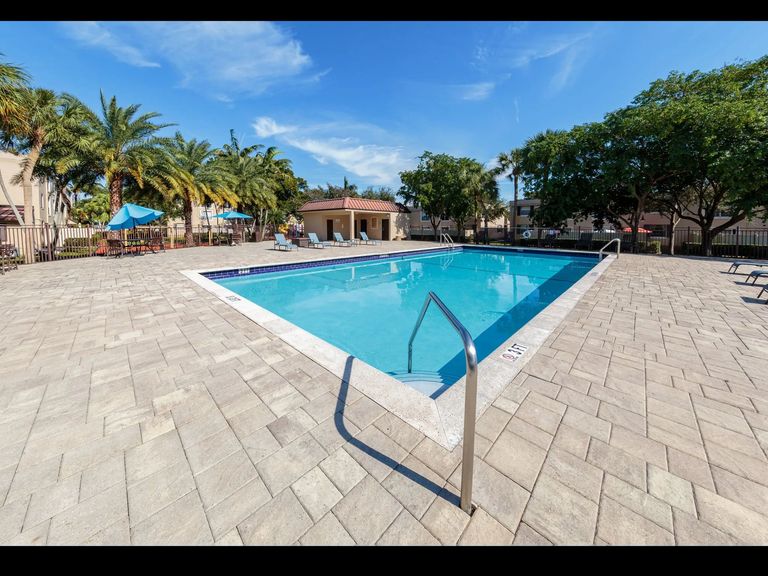Sunset Palms Apartments apartments in Hollywood, FL – photo 7