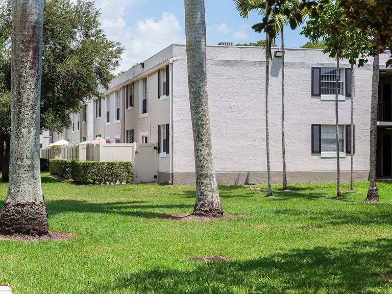 Sunset Palms Apartments apartments in Hollywood, FL – photo 9