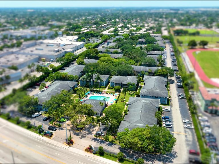 The Village at Eastpointe Apartments apartments in Oakland Park, FL – photo 8