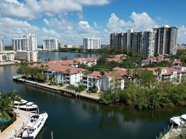 Town Aventura apartments in Aventura, FL – photo 39