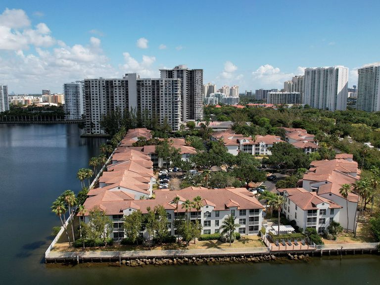 Town Aventura apartments in Aventura, FL – photo 40