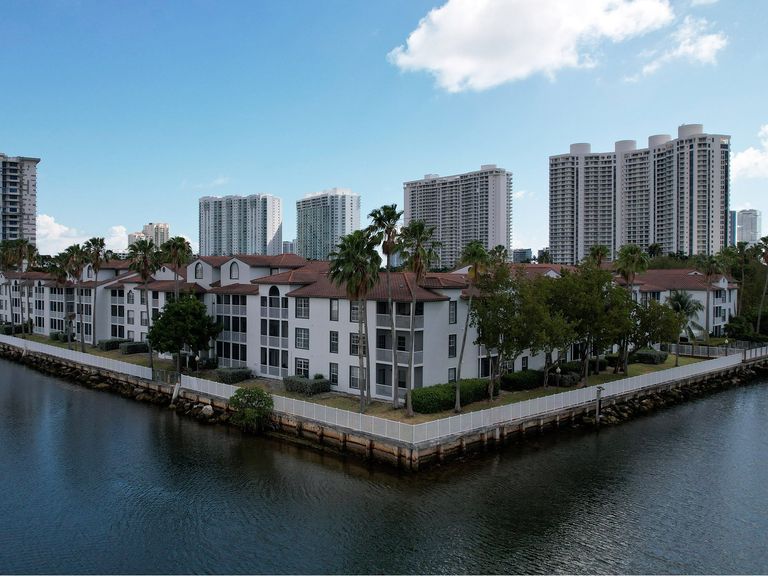Town Aventura apartments in Aventura, FL – photo 41
