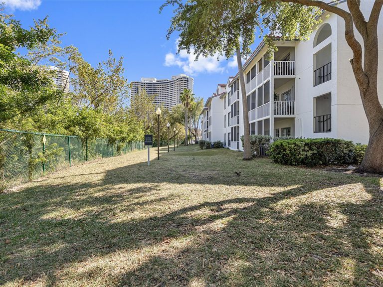 Town Aventura apartments in Aventura, FL – photo 42