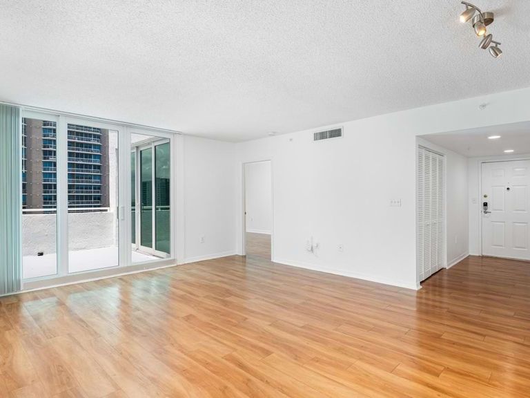 Yacht Club at Brickell Apartments apartments in Miami, FL – photo 11