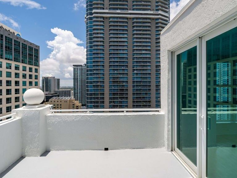 Yacht Club at Brickell Apartments apartments in Miami, FL – photo 12