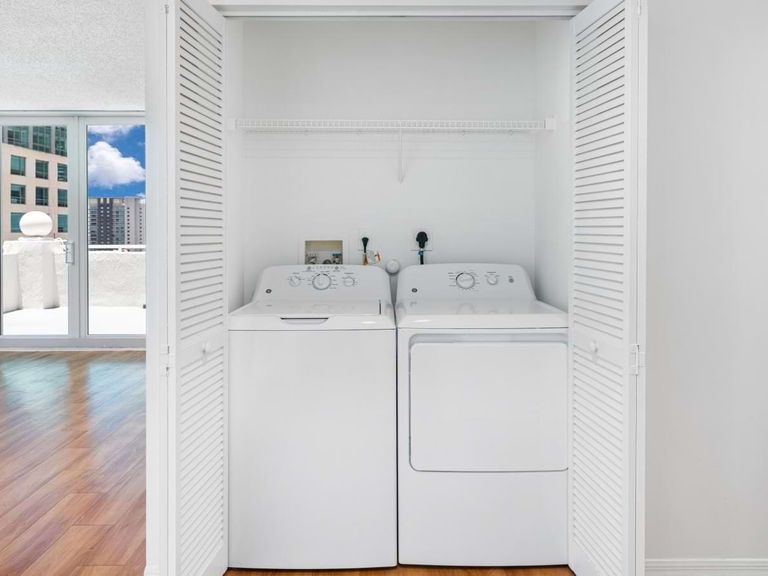 Yacht Club at Brickell Apartments apartments in Miami, FL – photo 21